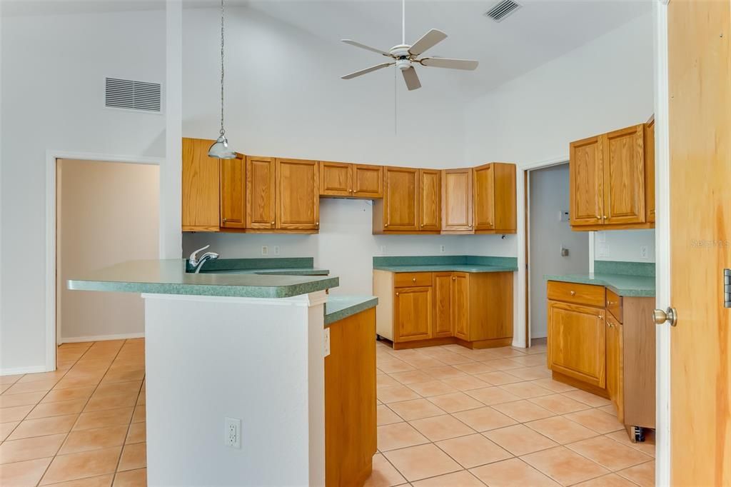 Activo con contrato: $549,900 (3 camas, 2 baños, 2186 Pies cuadrados)