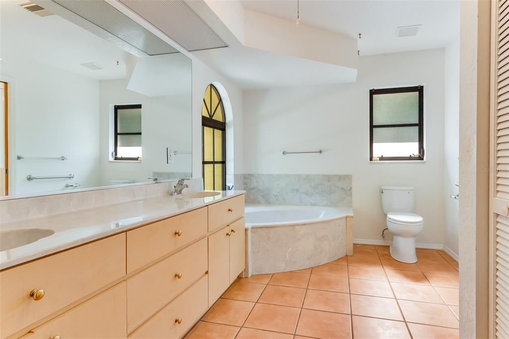 Activo con contrato: $549,900 (3 camas, 2 baños, 2186 Pies cuadrados)