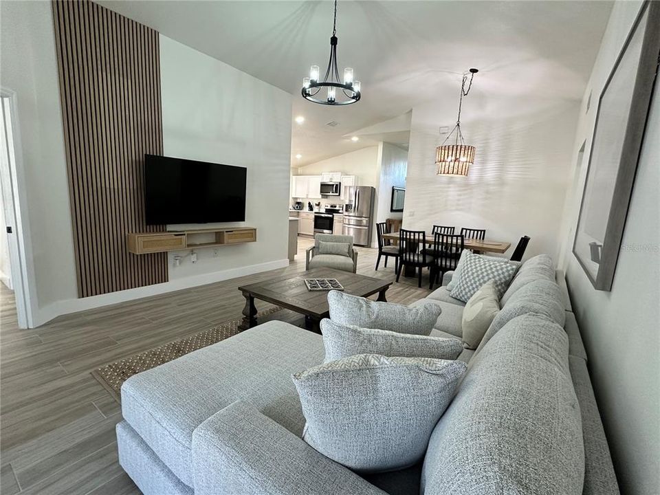 Active With Contract: $3,000 (5 beds, 2 baths, 1670 Square Feet)