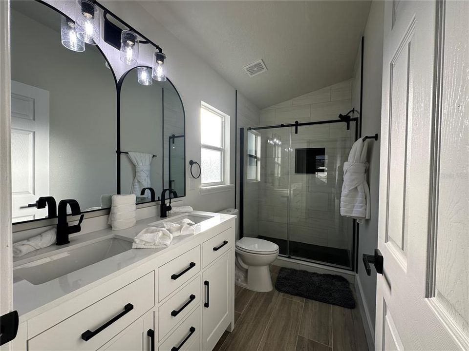 Active With Contract: $3,000 (5 beds, 2 baths, 1670 Square Feet)