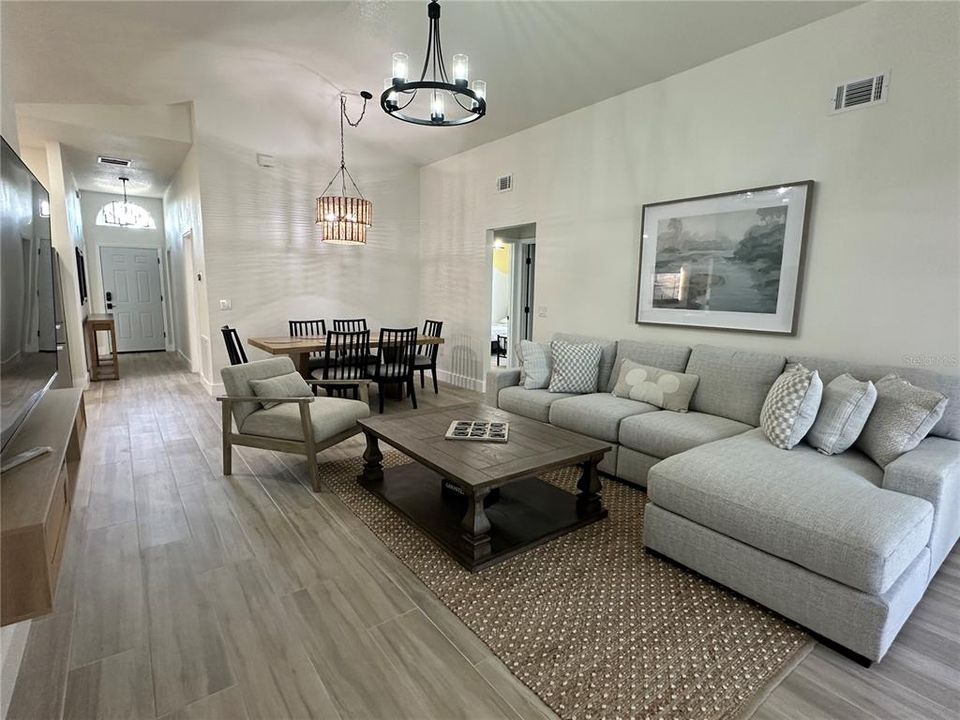 Active With Contract: $3,000 (5 beds, 2 baths, 1670 Square Feet)