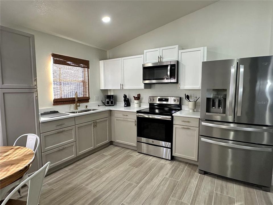 Active With Contract: $3,000 (5 beds, 2 baths, 1670 Square Feet)