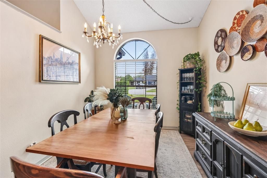 Под контрактом: $435,000 (4 спален, 2 ванн, 1888 Квадратных фут)