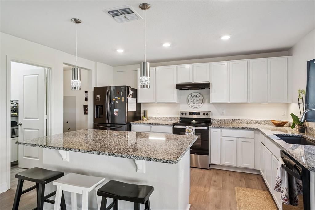 Под контрактом: $465,000 (6 спален, 3 ванн, 3075 Квадратных фут)