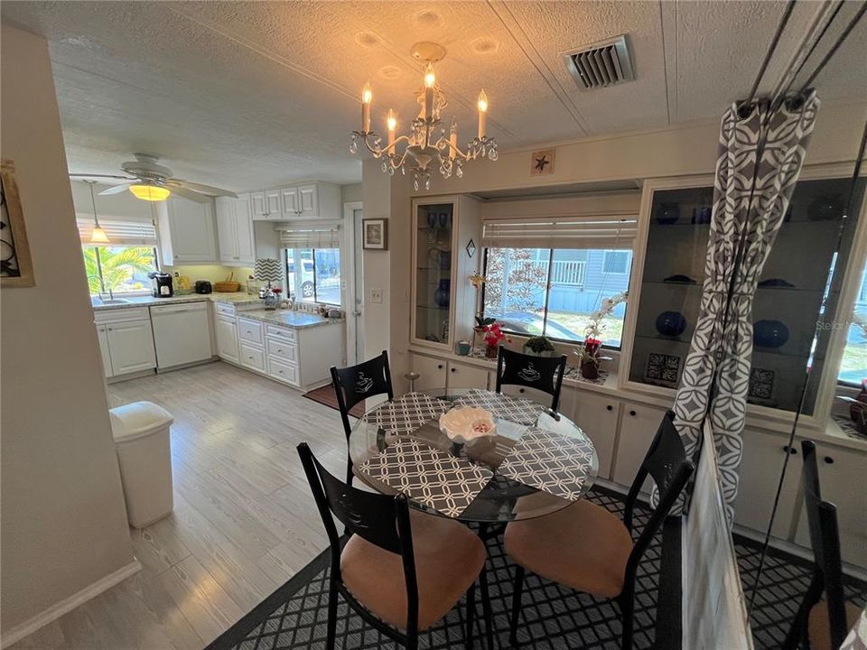 For Sale: $115,000 (2 beds, 2 baths, 864 Square Feet)