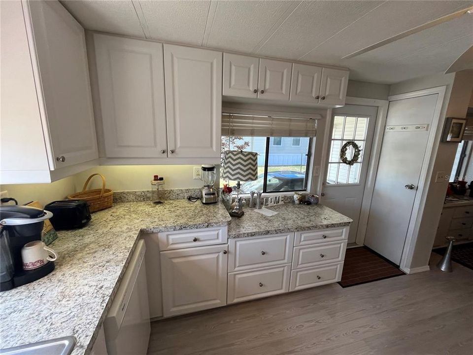 For Sale: $115,000 (2 beds, 2 baths, 864 Square Feet)