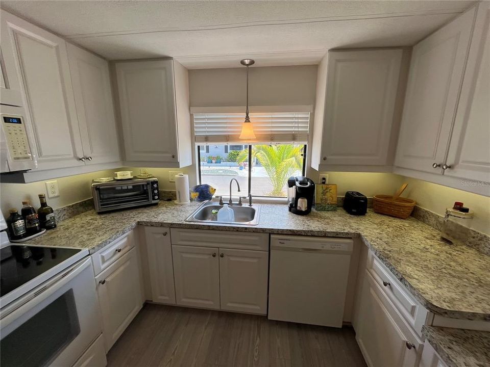 For Sale: $115,000 (2 beds, 2 baths, 864 Square Feet)