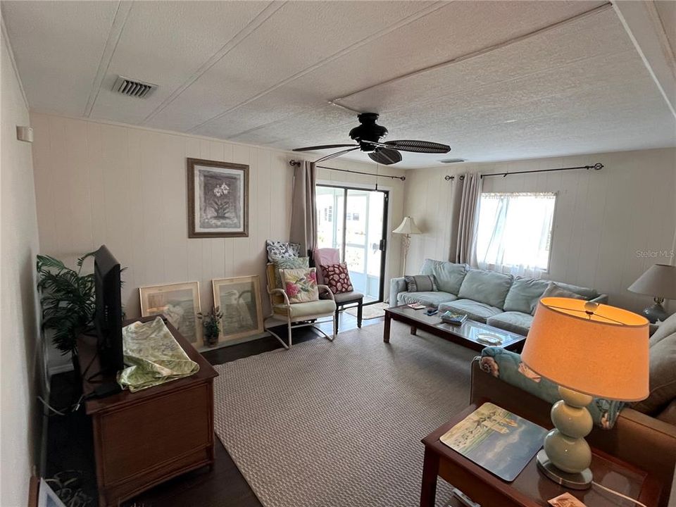 For Sale: $115,000 (2 beds, 2 baths, 864 Square Feet)