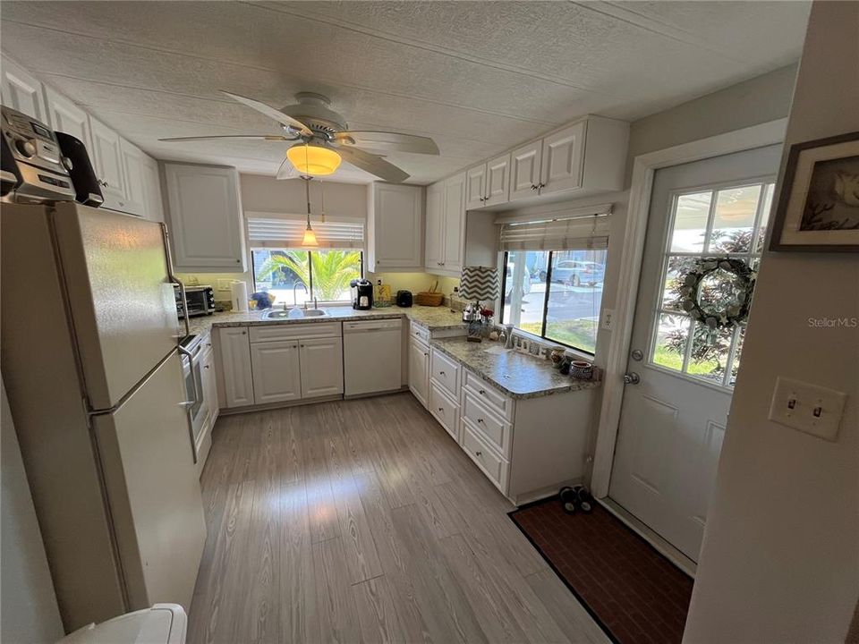 For Sale: $115,000 (2 beds, 2 baths, 864 Square Feet)