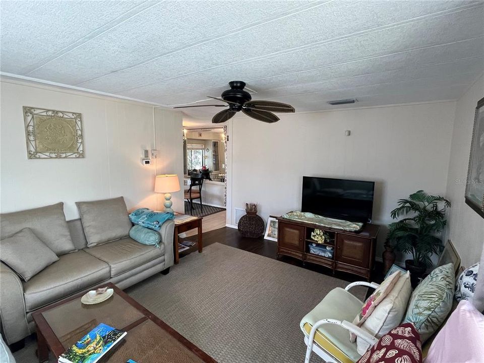 For Sale: $115,000 (2 beds, 2 baths, 864 Square Feet)