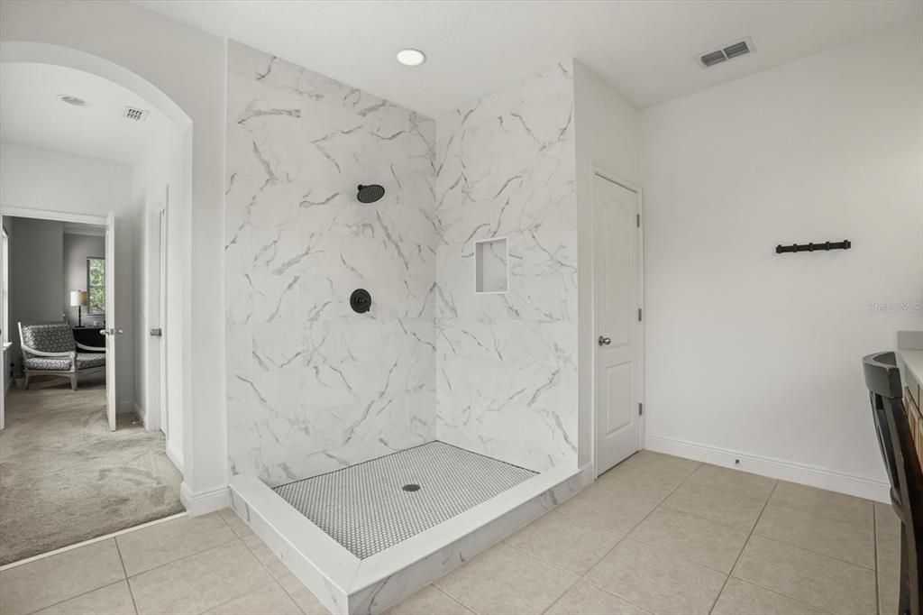 Activo con contrato: $899,900 (4 camas, 3 baños, 3012 Pies cuadrados)