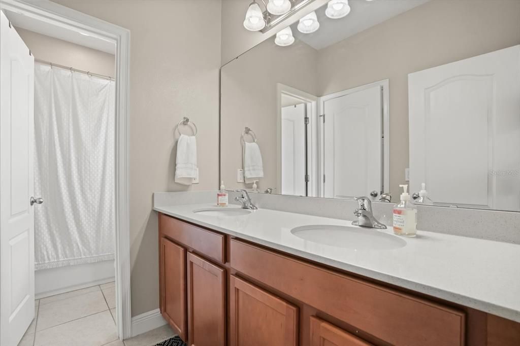 Activo con contrato: $899,900 (4 camas, 3 baños, 3012 Pies cuadrados)