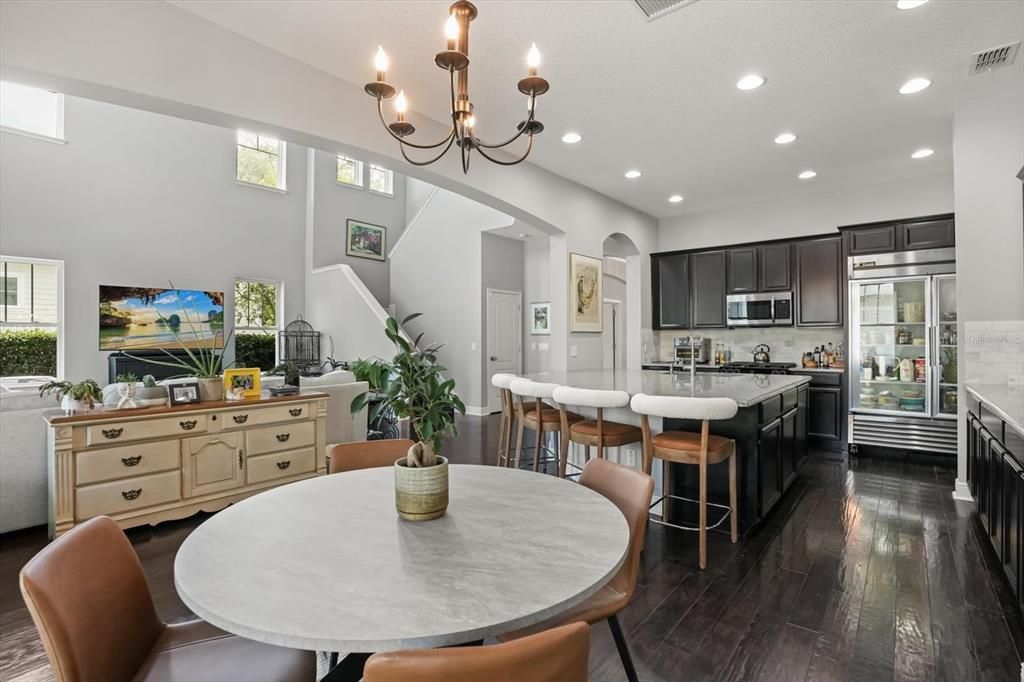 Activo con contrato: $899,900 (4 camas, 3 baños, 3012 Pies cuadrados)