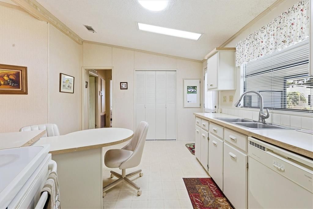 For Sale: $152,000 (2 beds, 2 baths, 1144 Square Feet)