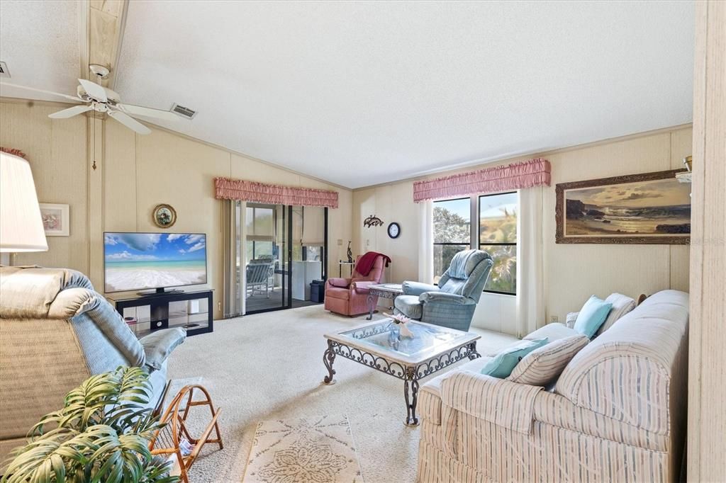 For Sale: $152,000 (2 beds, 2 baths, 1144 Square Feet)