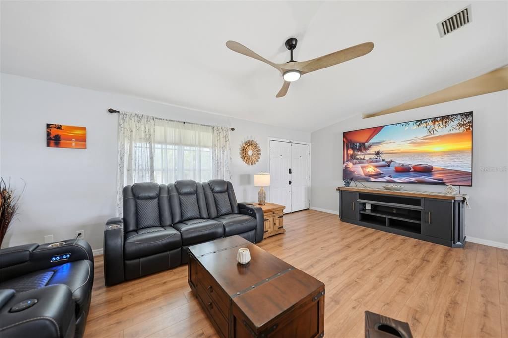 For Sale: $479,900 (3 beds, 2 baths, 1633 Square Feet)