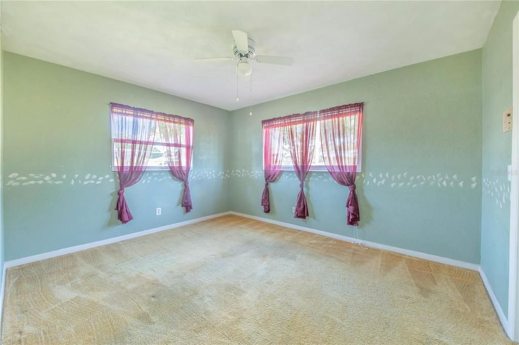 Activo con contrato: $375,000 (4 camas, 2 baños, 2395 Pies cuadrados)