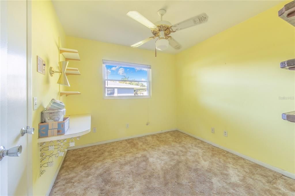 Activo con contrato: $375,000 (4 camas, 2 baños, 2395 Pies cuadrados)