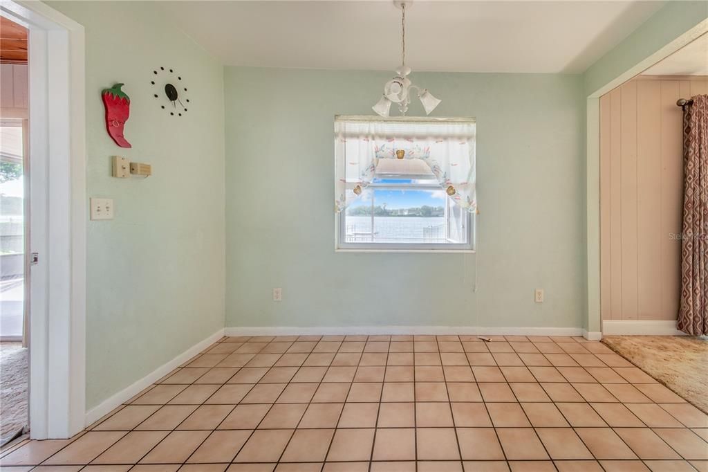 Activo con contrato: $375,000 (4 camas, 2 baños, 2395 Pies cuadrados)