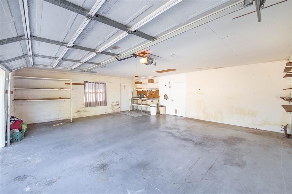 Activo con contrato: $375,000 (4 camas, 2 baños, 2395 Pies cuadrados)