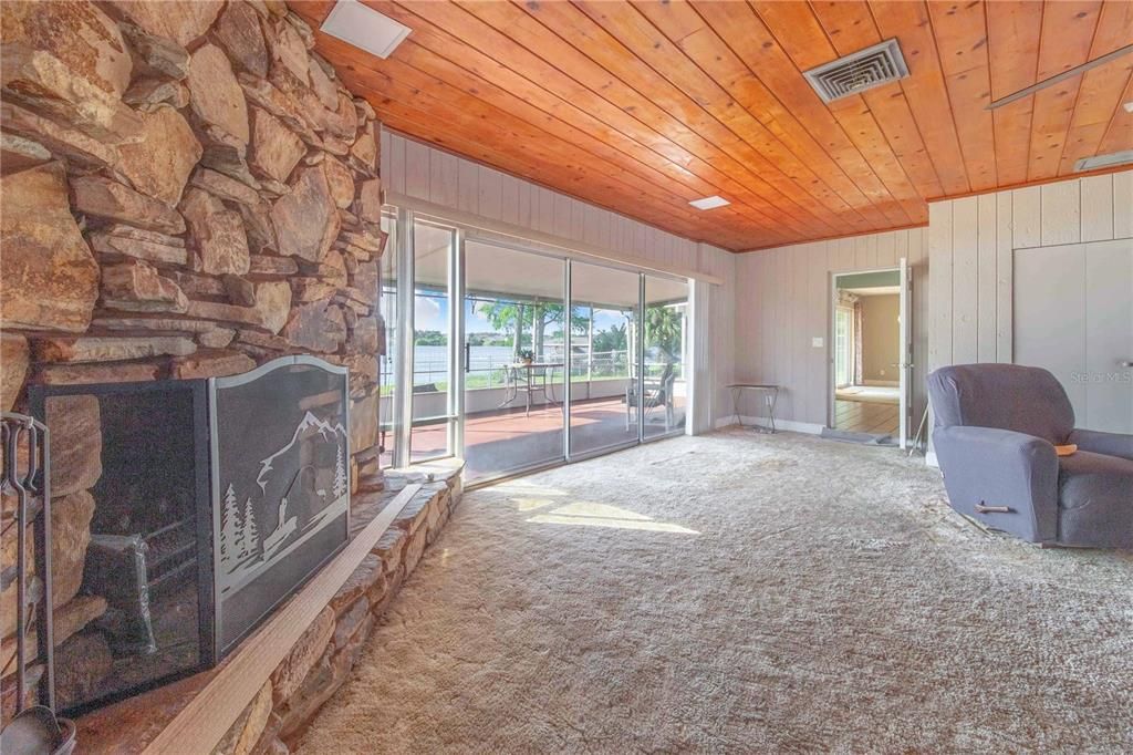 Activo con contrato: $375,000 (4 camas, 2 baños, 2395 Pies cuadrados)