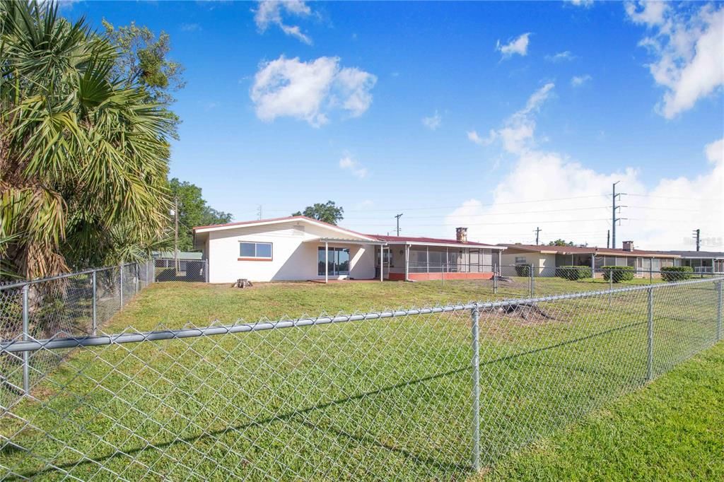 Activo con contrato: $375,000 (4 camas, 2 baños, 2395 Pies cuadrados)