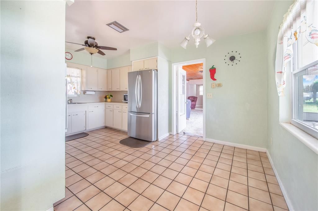 Activo con contrato: $375,000 (4 camas, 2 baños, 2395 Pies cuadrados)