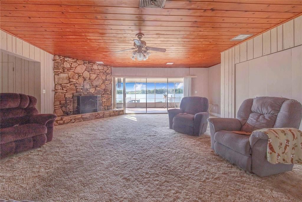 Activo con contrato: $375,000 (4 camas, 2 baños, 2395 Pies cuadrados)