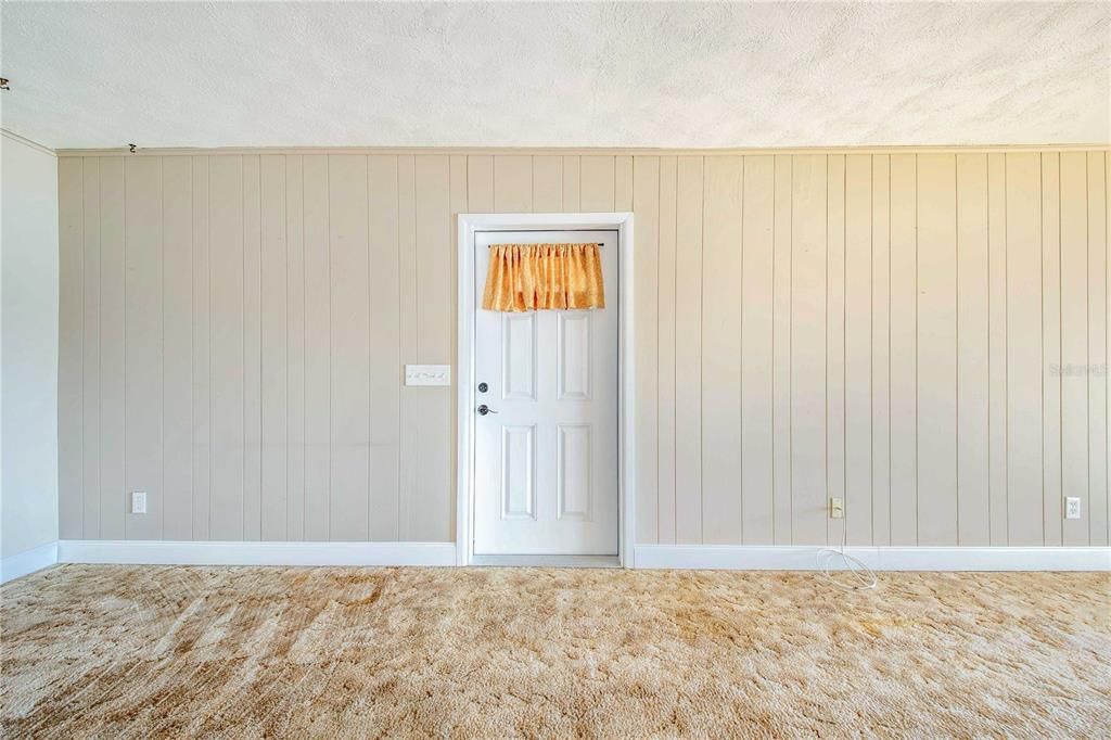 Activo con contrato: $375,000 (4 camas, 2 baños, 2395 Pies cuadrados)