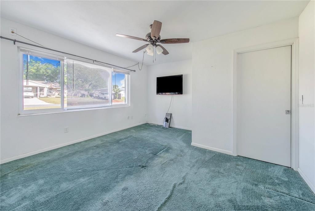 Activo con contrato: $375,000 (4 camas, 2 baños, 2395 Pies cuadrados)
