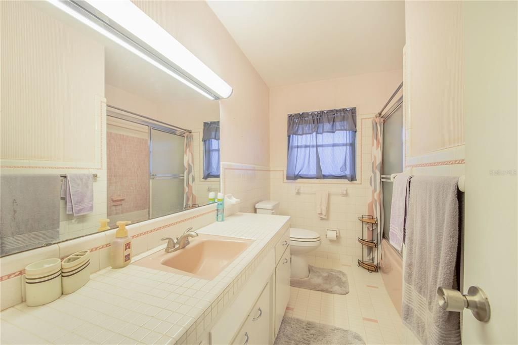 Activo con contrato: $375,000 (4 camas, 2 baños, 2395 Pies cuadrados)