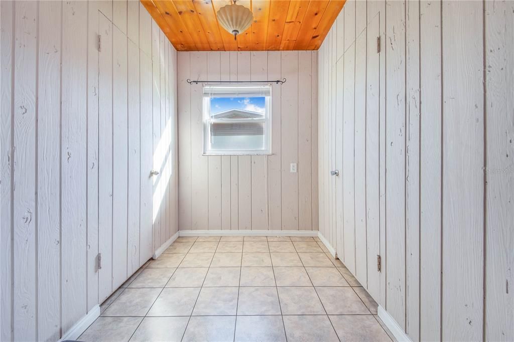 Activo con contrato: $375,000 (4 camas, 2 baños, 2395 Pies cuadrados)