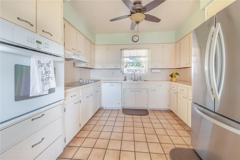 Activo con contrato: $375,000 (4 camas, 2 baños, 2395 Pies cuadrados)