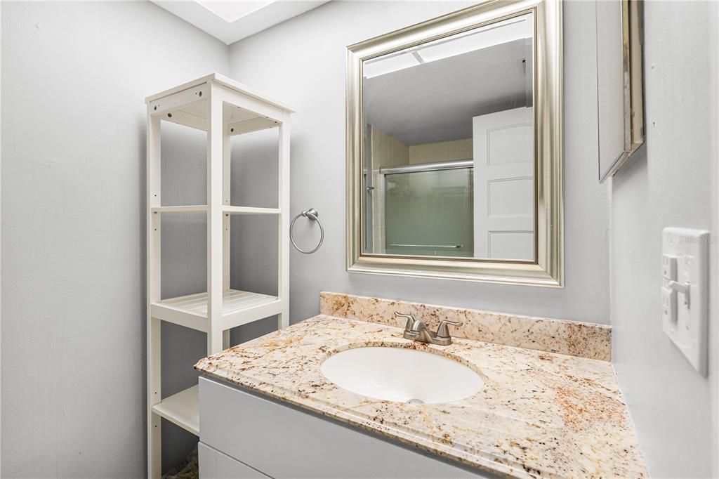 На продажу: $205,000 (2 спален, 2 ванн, 1035 Квадратных фут)