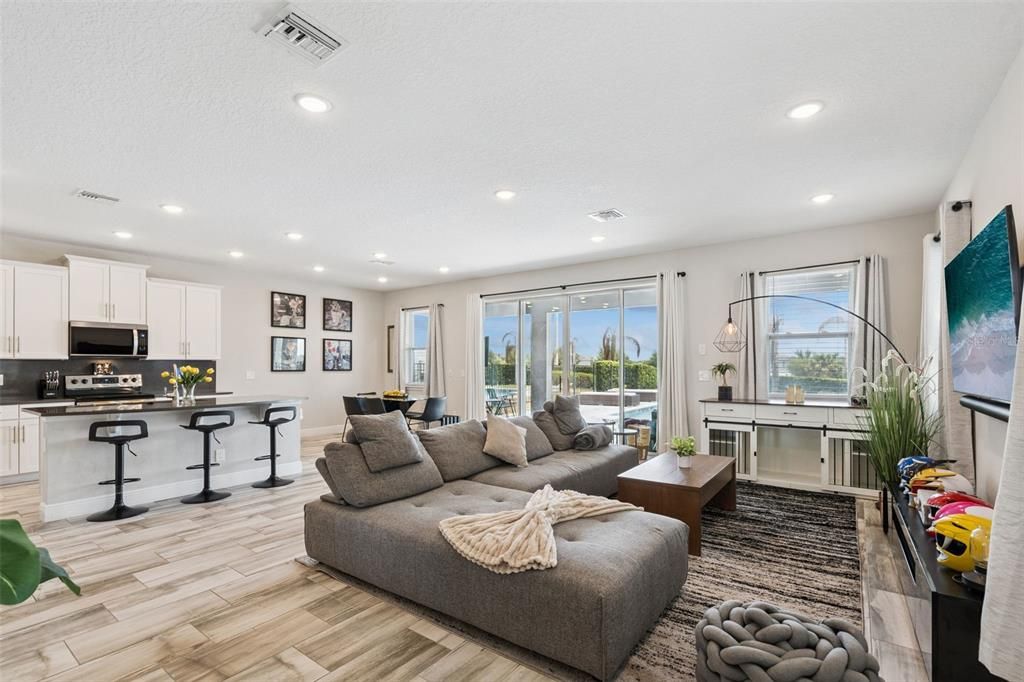 Activo con contrato: $539,000 (4 camas, 3 baños, 2363 Pies cuadrados)