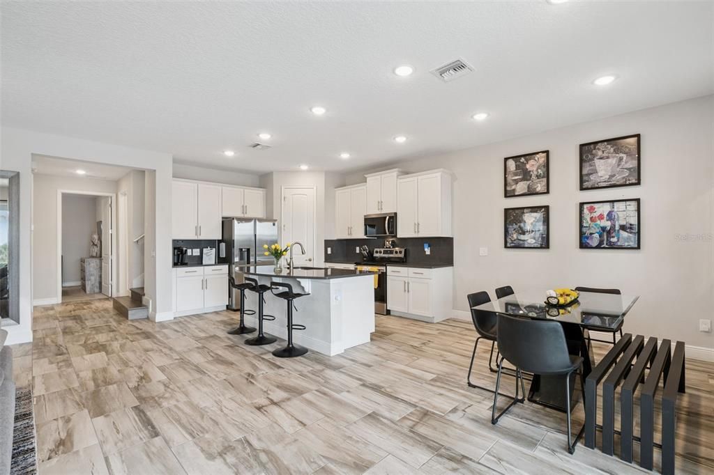 Activo con contrato: $539,000 (4 camas, 3 baños, 2363 Pies cuadrados)