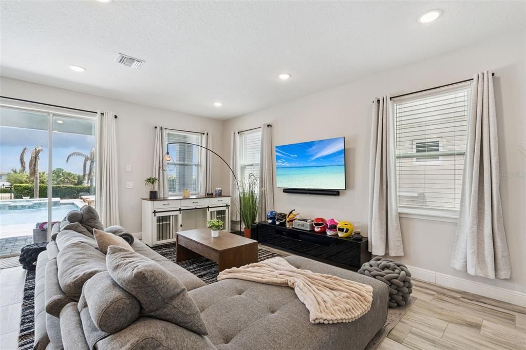 Activo con contrato: $539,000 (4 camas, 3 baños, 2363 Pies cuadrados)