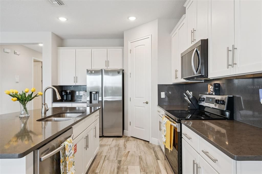 Activo con contrato: $539,000 (4 camas, 3 baños, 2363 Pies cuadrados)