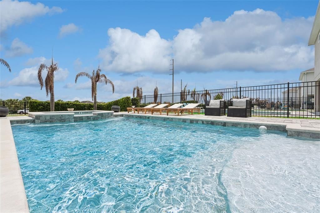 Activo con contrato: $539,000 (4 camas, 3 baños, 2363 Pies cuadrados)