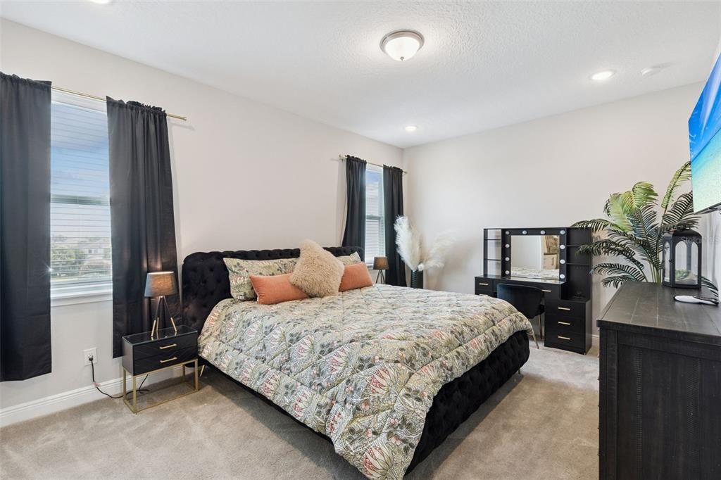 Activo con contrato: $539,000 (4 camas, 3 baños, 2363 Pies cuadrados)