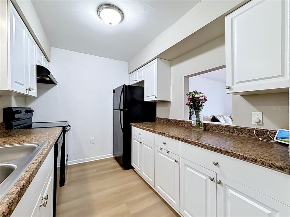 For Sale: $89,900 (1 beds, 1 baths, 728 Square Feet)