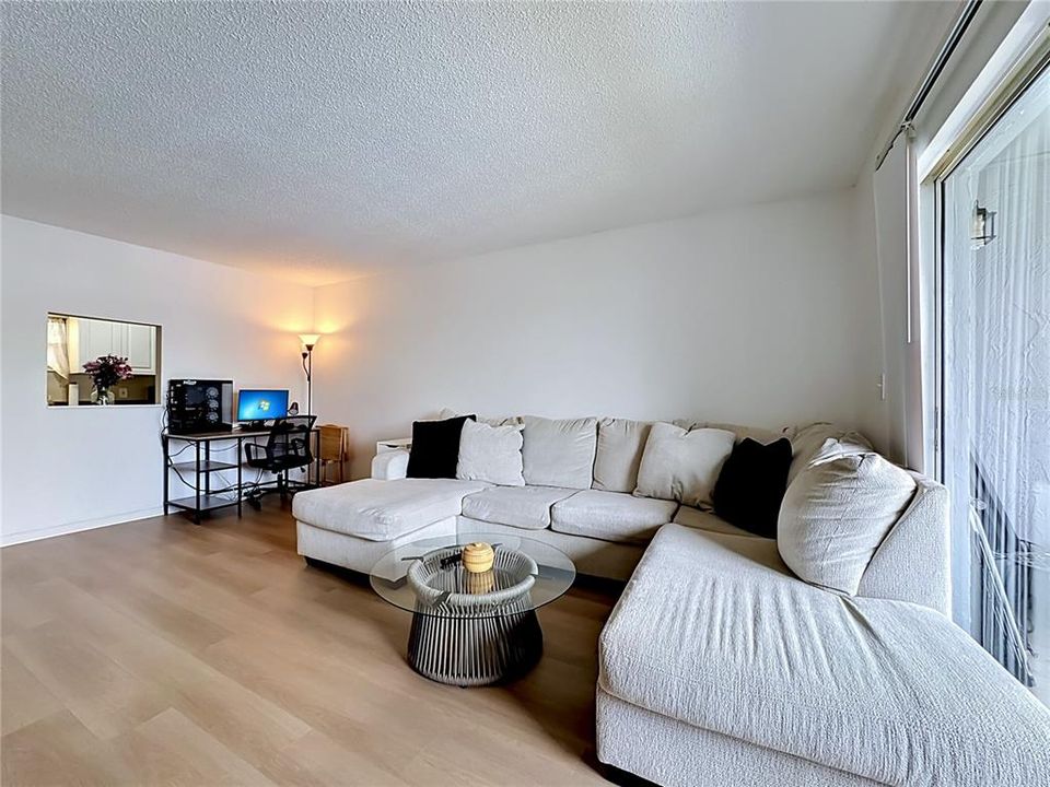 For Sale: $89,900 (1 beds, 1 baths, 728 Square Feet)