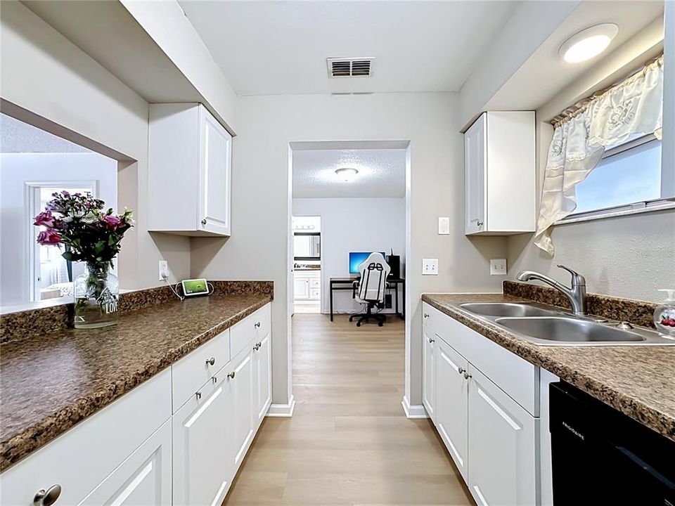 For Sale: $89,900 (1 beds, 1 baths, 728 Square Feet)