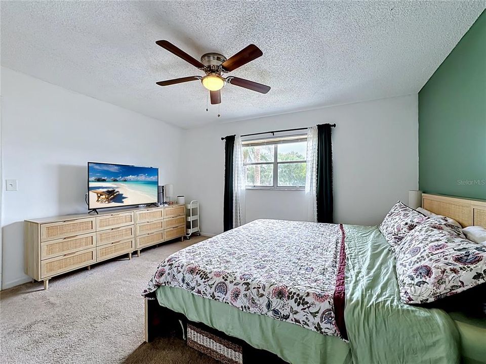 For Sale: $89,900 (1 beds, 1 baths, 728 Square Feet)