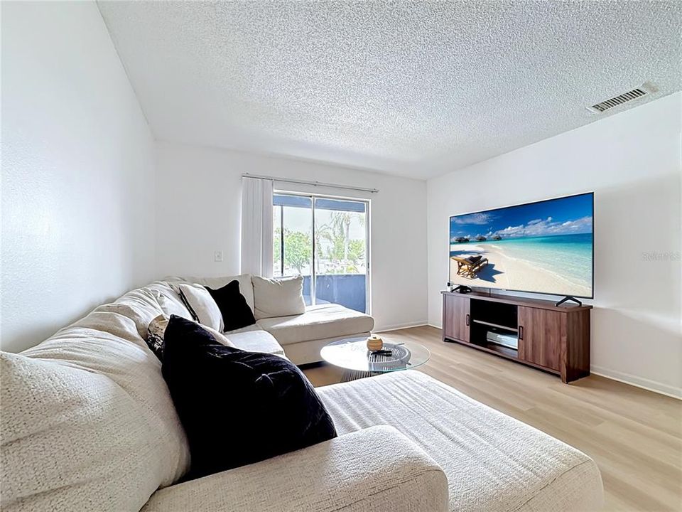 For Sale: $89,900 (1 beds, 1 baths, 728 Square Feet)