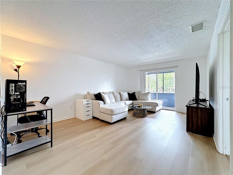 For Sale: $89,900 (1 beds, 1 baths, 728 Square Feet)