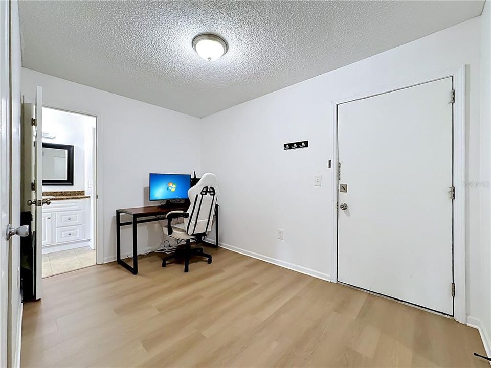 For Sale: $89,900 (1 beds, 1 baths, 728 Square Feet)