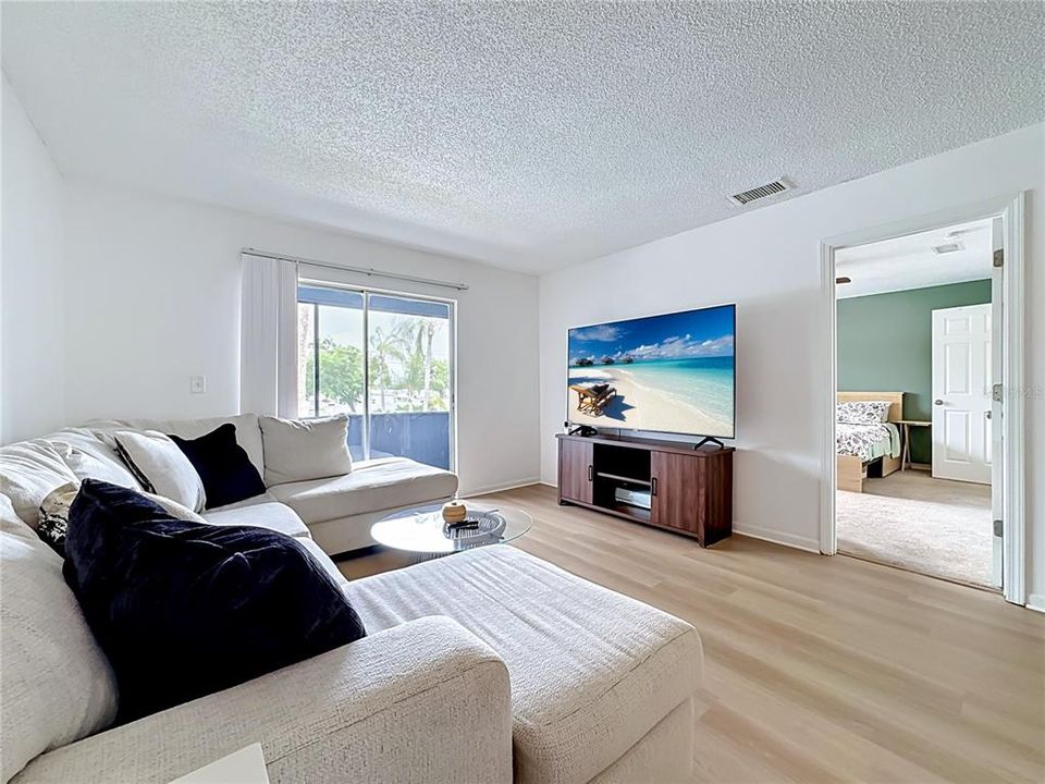 For Sale: $89,900 (1 beds, 1 baths, 728 Square Feet)
