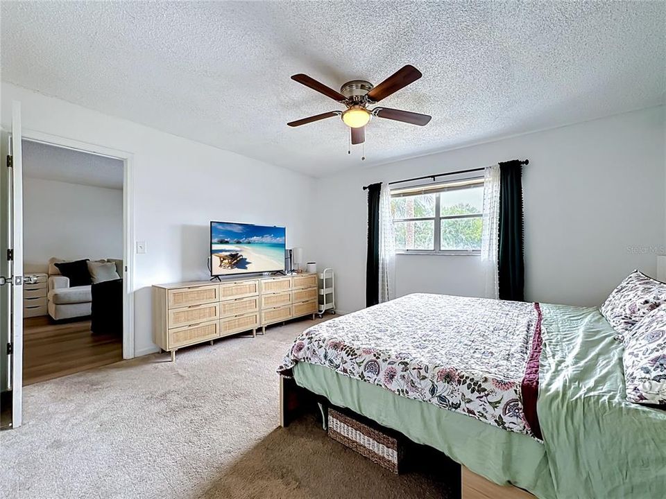 For Sale: $89,900 (1 beds, 1 baths, 728 Square Feet)