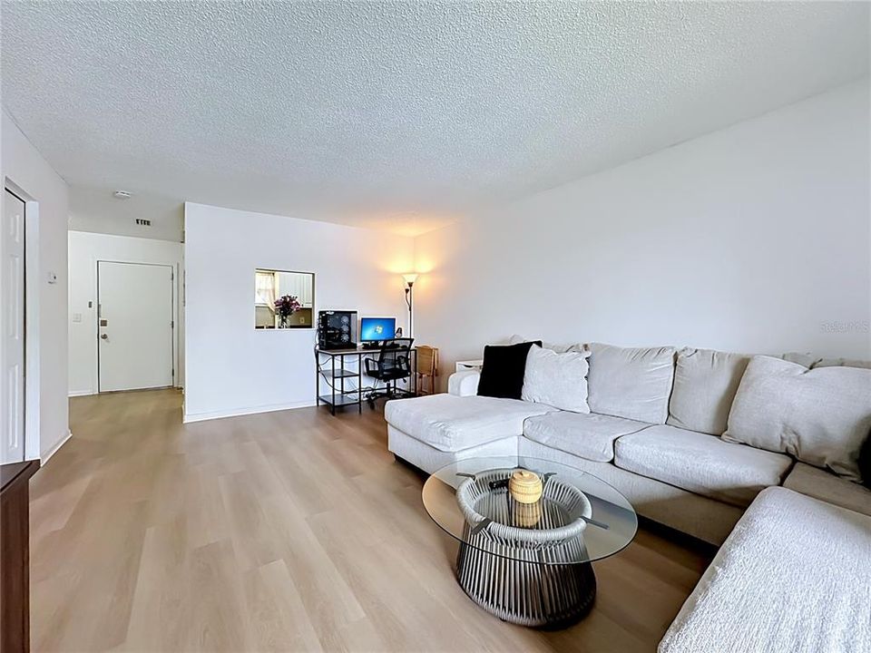 For Sale: $89,900 (1 beds, 1 baths, 728 Square Feet)